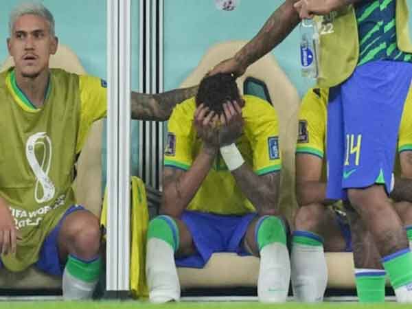 Neymar được các đồng đội an ủi khi rời khỏi sân thi đấu vì chấn thương